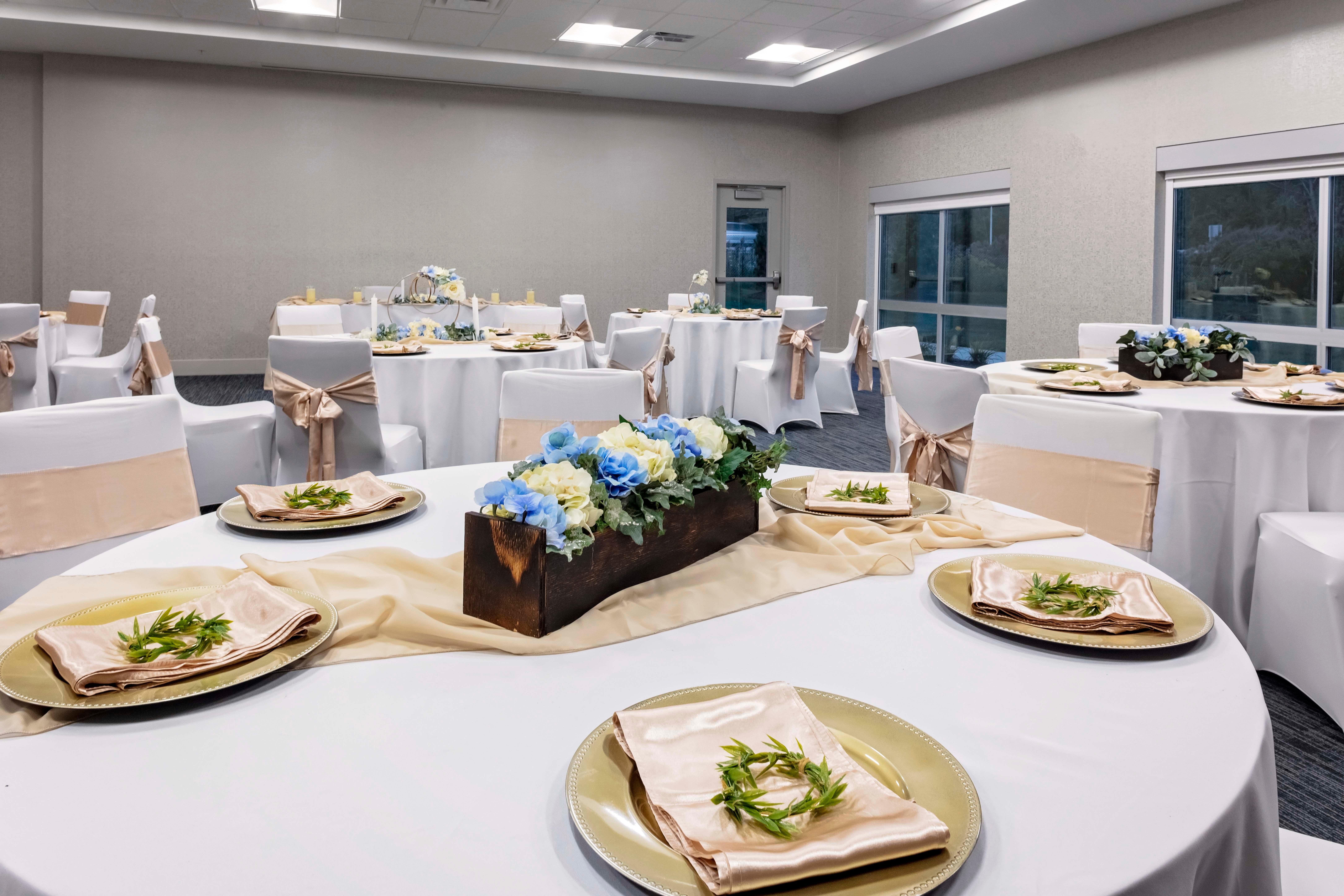 Holiday Inn Express & Suites - Madison By Ihg Extérieur photo